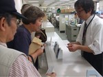 営繕グループ名刺渡し園村さん.jpg